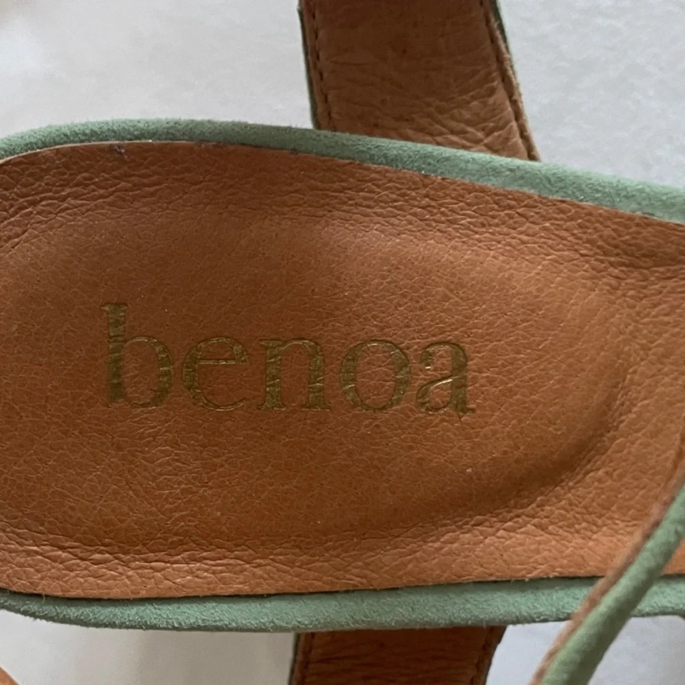 🌿✨BENOA Sage Green Suede Platform Heels - Picture 4 of 11